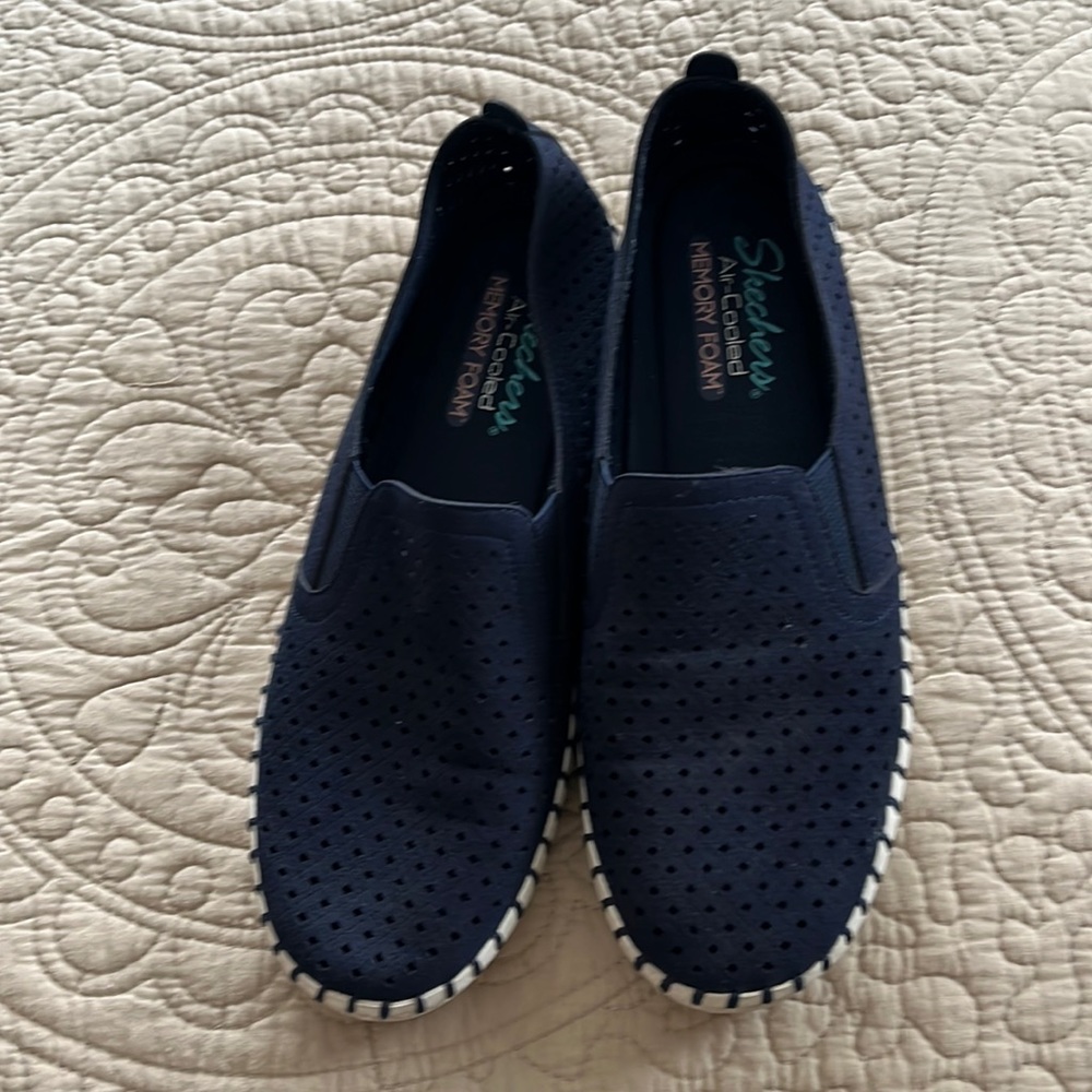 Sskechers slip on in navy size 9